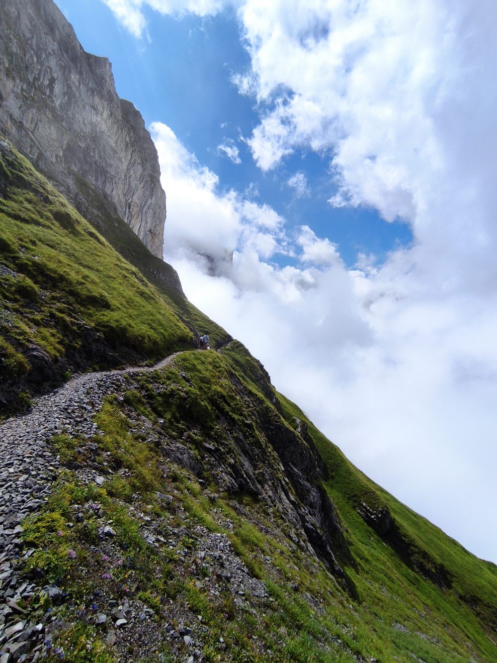 Wanderung Kistenpasshütte: Unten leicht ausgesetzt