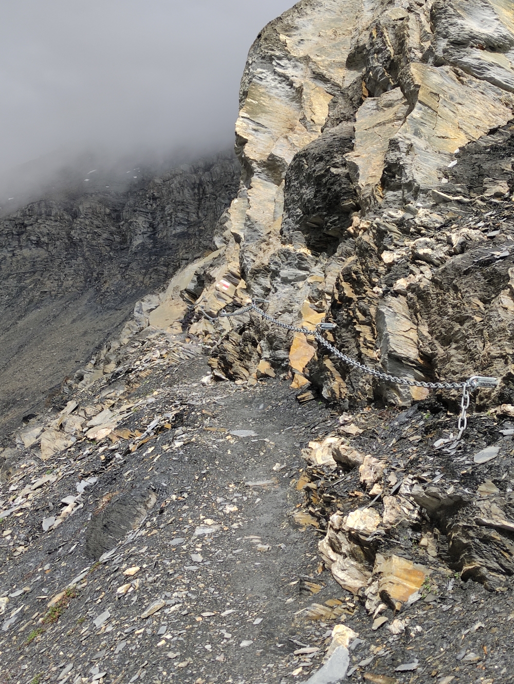 Wanderung Kistenpasshütte: Mit Seilsicherungen