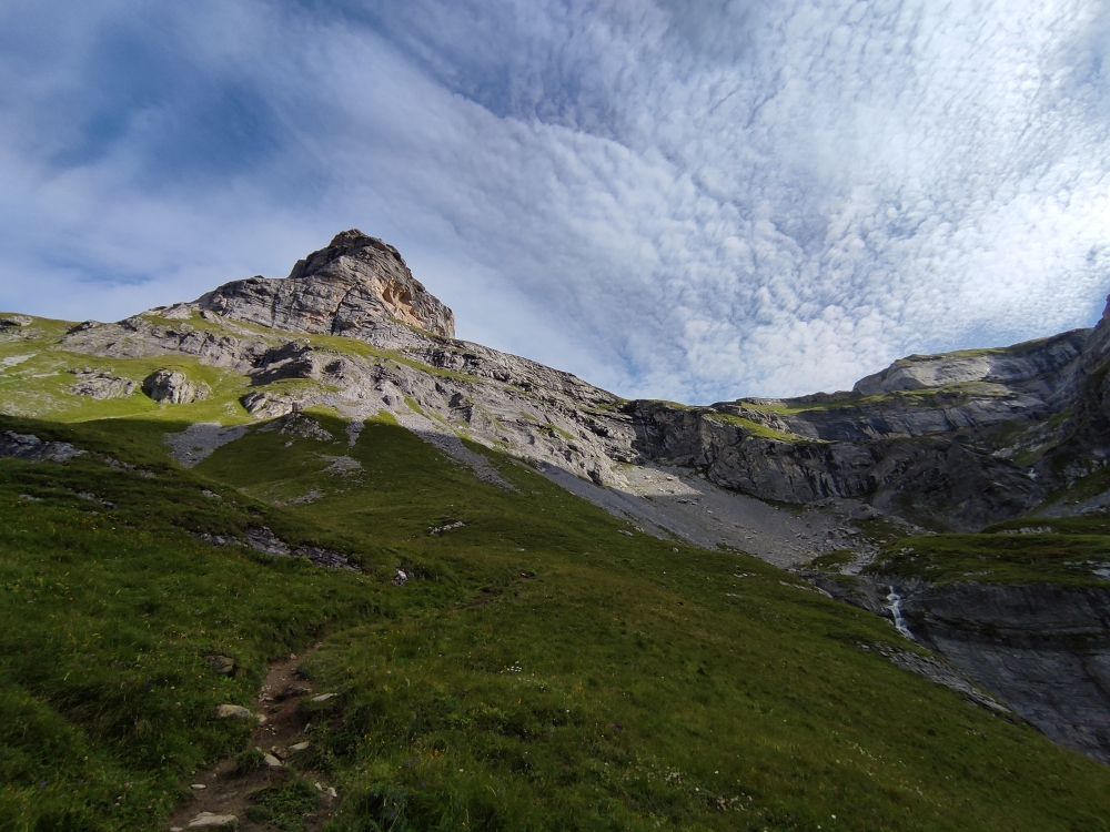 Wanderung Kistenpasshütte: Blick hoch zum Muttenchopf mit der unteren Felspassage