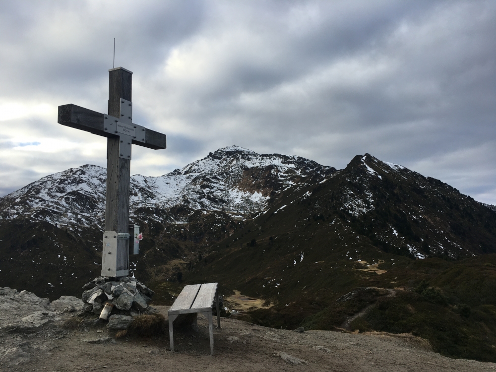 Wanderung Gilfert: Wanderung Gilfert: Gipfelkreuz Kleiner Gamsstein mit Gilfert im Hintergrund