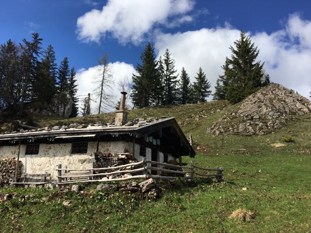 Wanderung Kleiner Rechenberg: Wanderung Kleiner Rechenberg: Die Diensthütte Kleinrechenberg (rechts spitzt das Gipfelkreuz hervor) (Kleiner Rechenberg)