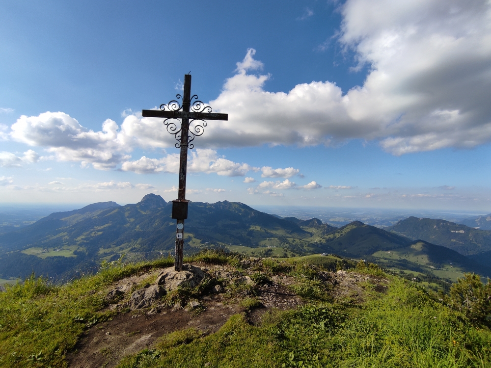 Wanderung Großer Traithen: Wanderung Großer Traithen: Gipfelkreuz mit Wendelstein-Panorama (Kleiner Traithen)
