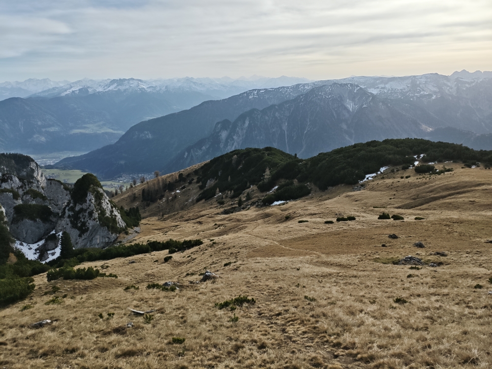 Wanderung Klobenjoch: Wegspur durch die Almwiesen oben