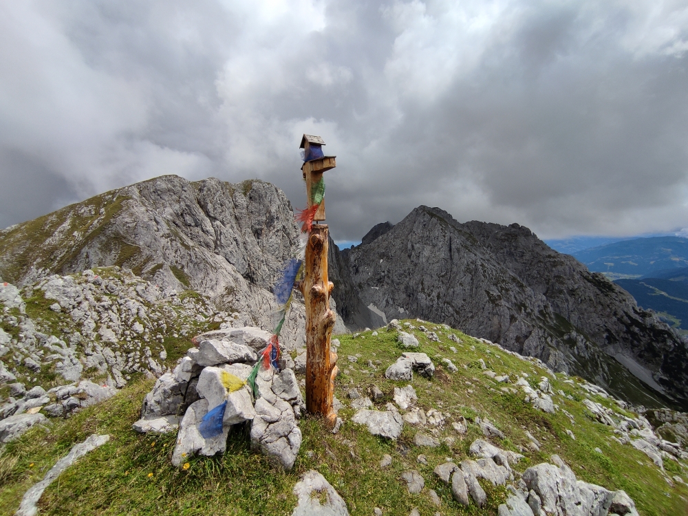 Klettersteig Hackenköpfe und Sonneck: Klettersteig Hackenköpfe und Sonneck: Gipfelkreuz Kopfkraxen zwischen Sonneck (links) und Treffauer und Tuxeck