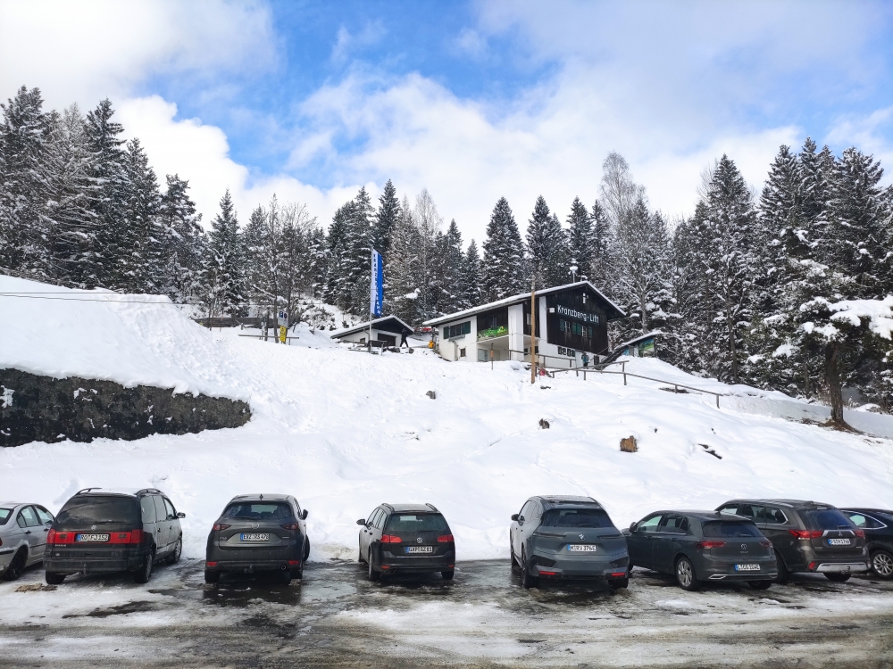 Rodeln Hoher Kranzberg: Rodeln Hoher Kranzberg: Blick vom Parkplatz Kranzbergbahn auf die Talstation  (Kranzbergbahn Talstation)