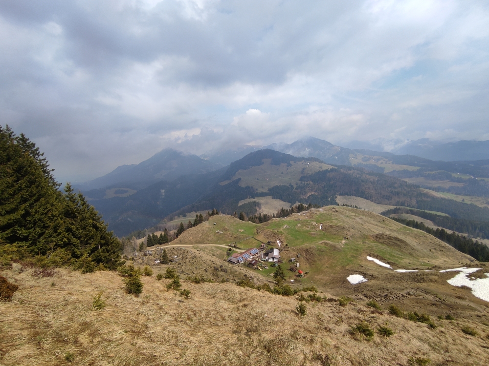 Wanderung Kranzhorn: Wanderung Kranzhorn: Blick auf die kurz vor Ostern noch geschlossene Kranzhornhütte (Kranzhorn Schutzhütte)