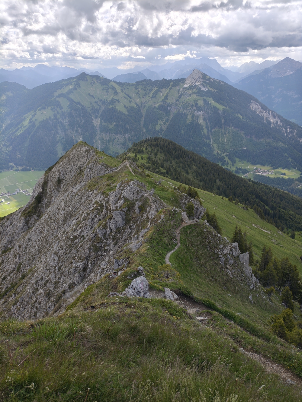 Wanderung Litnisschrofen: Wanderung Litnisschrofen: Blick nach Osten  (Krinnenspitze)