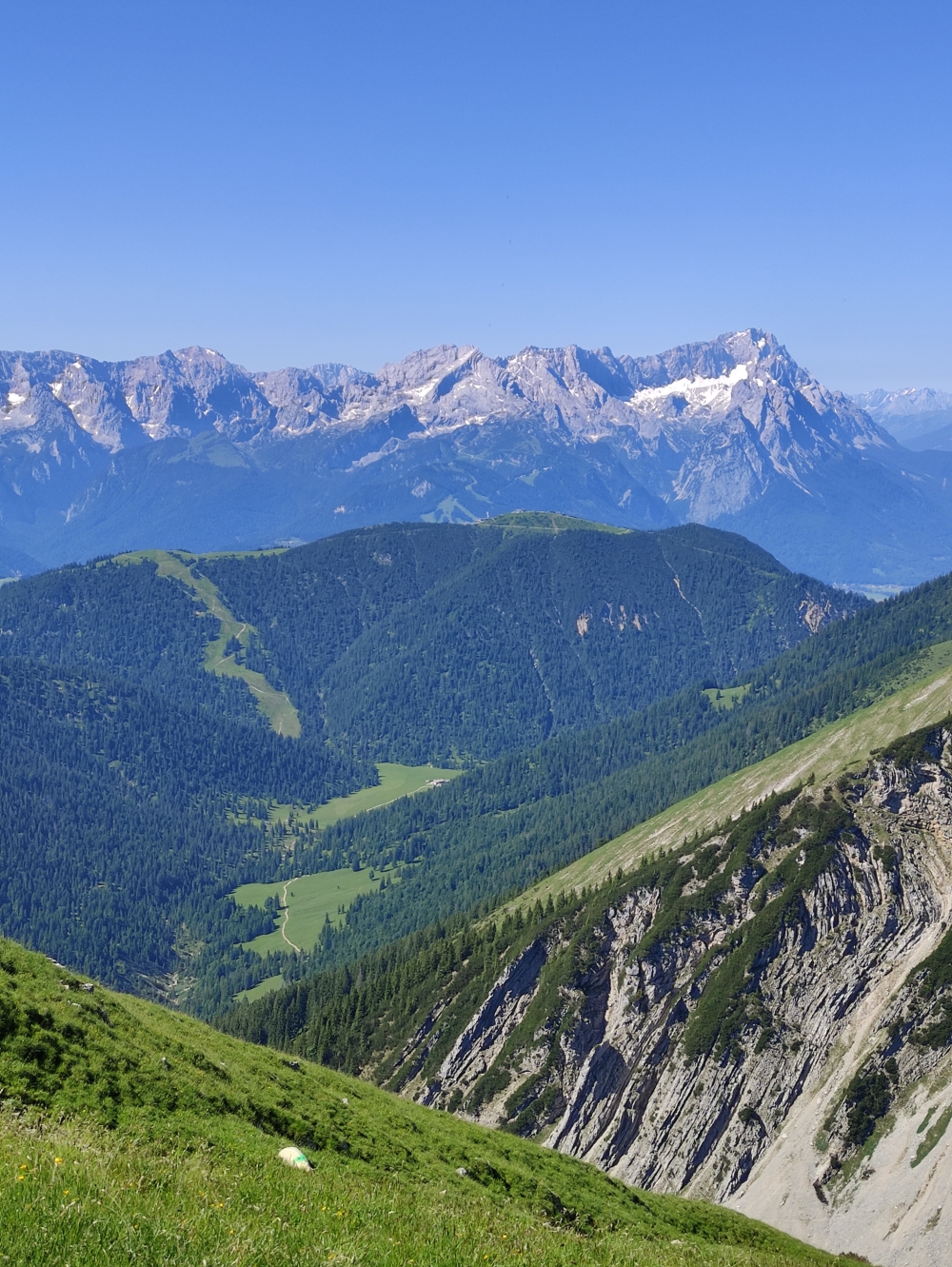 Wanderung Große Krottenkopf-Runde: Wanderung Große Krottenkopf-Runde: Blick über die Esterbergalm und Wank zur Akpsitze und Zugspitze  (Krottenkopf)