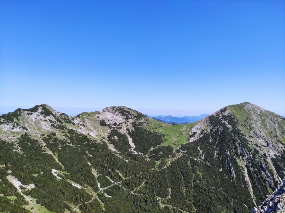 Wanderung Große Krottenkopf-Runde: Oben ist der Weg zwischen Sattel und Hütte 