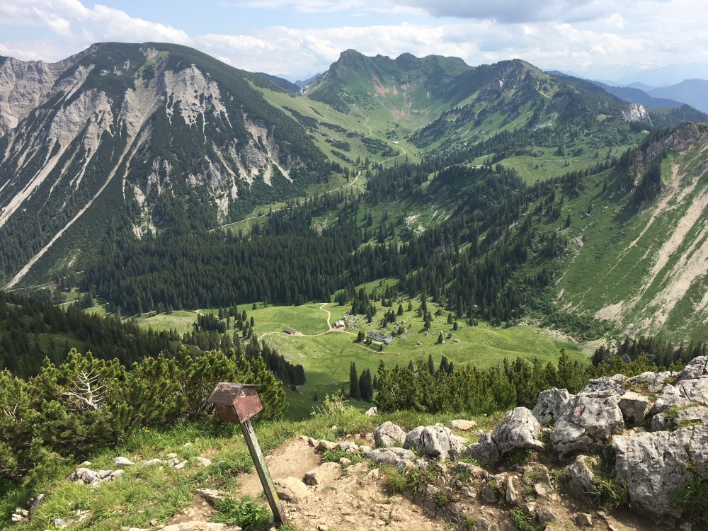 Naturfreundehaus Krottentaler Alm -> Bergstation Taubensteinbahn: Blick auf die Krottentaler Alm von der Aiplspitz