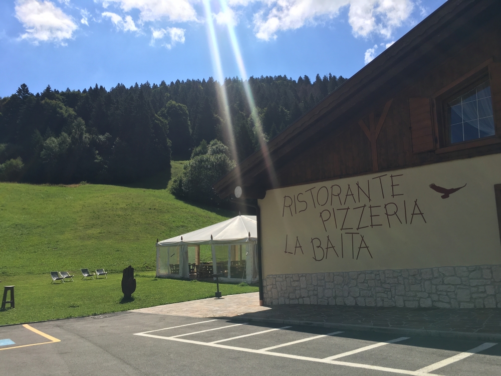 Wanderung Monte Biaena: Wanderung Monte Biaena: Pizzeria neben dem Parkplatz