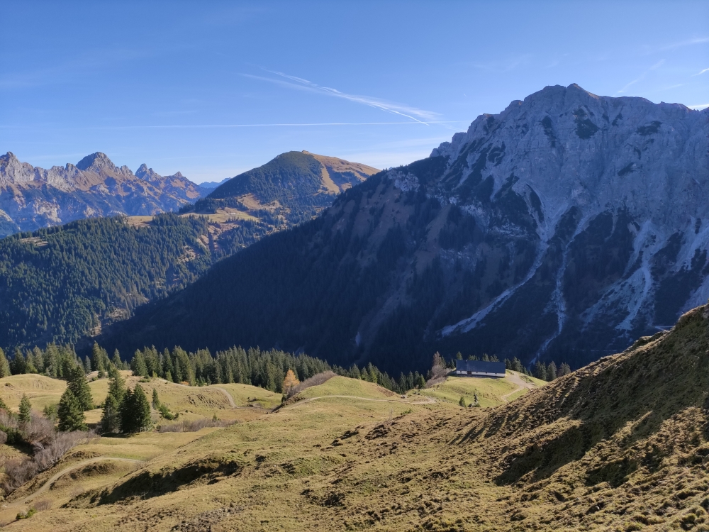 Wanderung Sulzspitze: Blick hinab zur Strindenalpe mit Litnisschrofen und Krinnenspitze