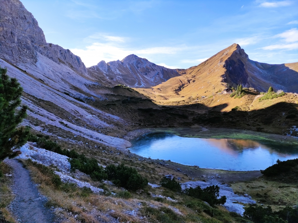 Klettersteig Lachenspitze: Südlich an der Lache führt der Weg zum Klettersteig-Einstieg