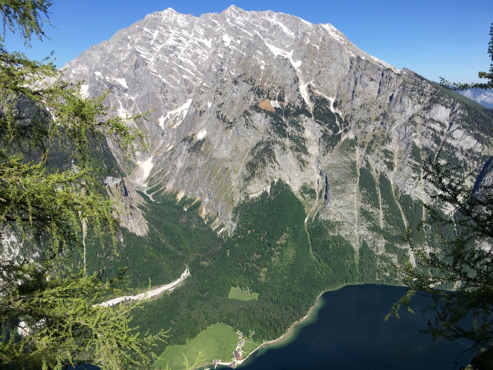 Wanderung Lafeldkopf: Wanderung Lafeldkopf: Tiefblick auf den Königssee mit St. Bartholomä und den Watzmann (Feuerpalfen)
