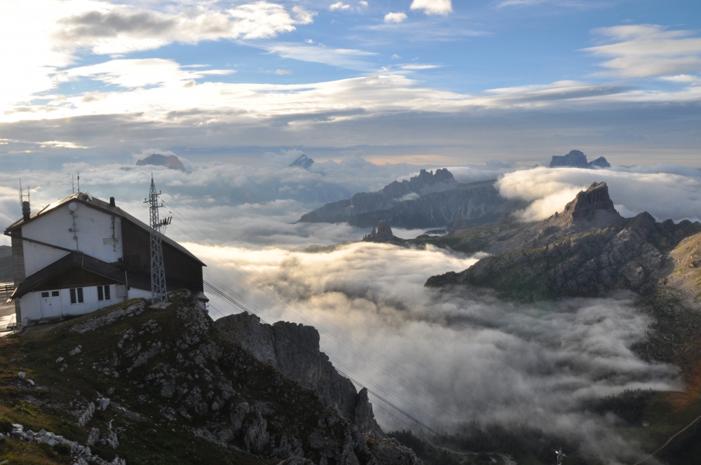 Klettersteig Lagazuoi: Klettersteig Lagazuoi: Blick zur Seilbahnstation (Rifugio Lagazuoi)