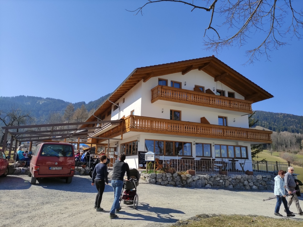Wanderung Breitenberg: Wanderung Breitenberg: Rast direkt neben dem Kirchlein (Berggasthaus Kraxenberger )
