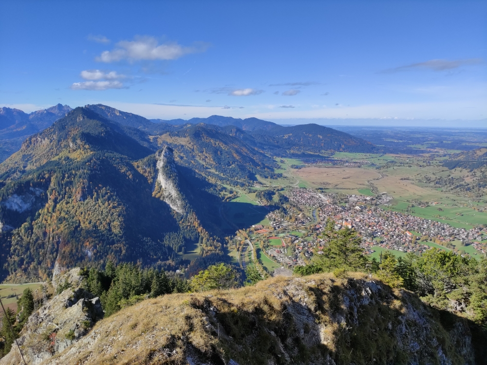 Wanderung Latschenköpferl zum Schoberwaldkreuz: Wanderung Latschenköpferl zum Schoberwaldkreuz: Blick auf den Kofel und Oberammergau (Latschenköpferl)