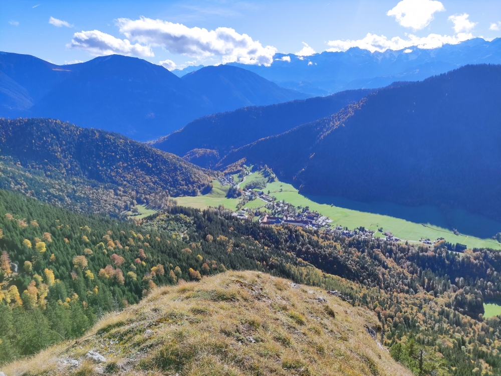 Wanderung Latschenköpferl zum Schoberwaldkreuz: Wanderung Latschenköpferl zum Schoberwaldkreuz: Blick nach Ettal (Latschenköpferl)