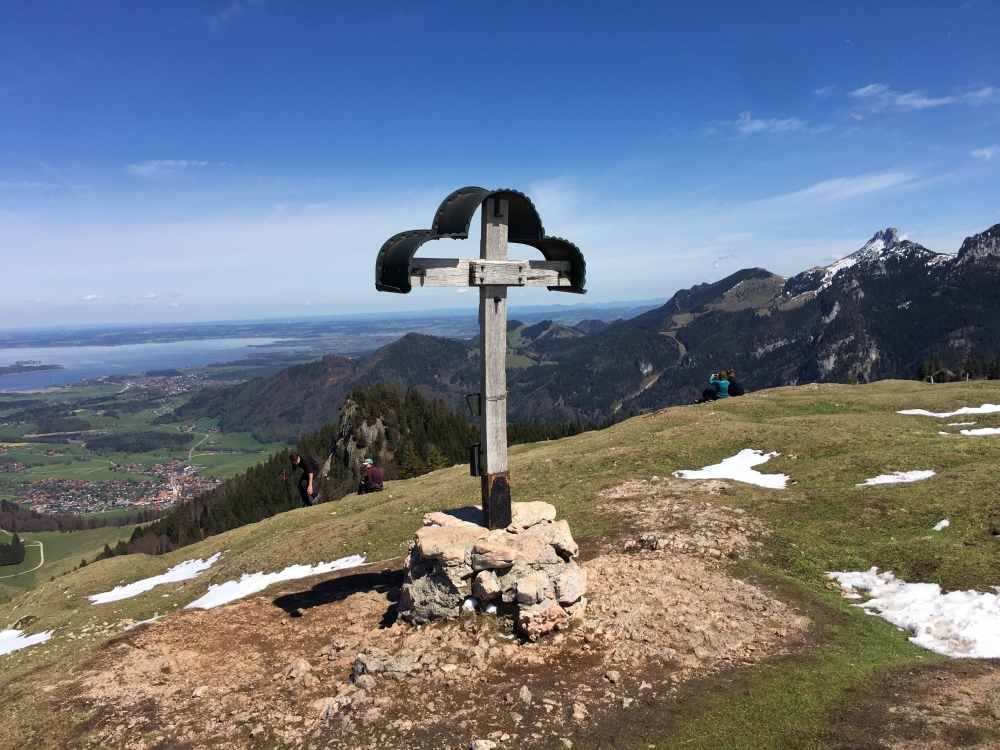 Wanderung Heuraffelkopf: Wanderung Heuraffelkopf: Blick über Gipfelkreuz und Hammerstein zum Chiemsee. Rechts die schneebedeckte Kampenwand. (Laubenstein)
