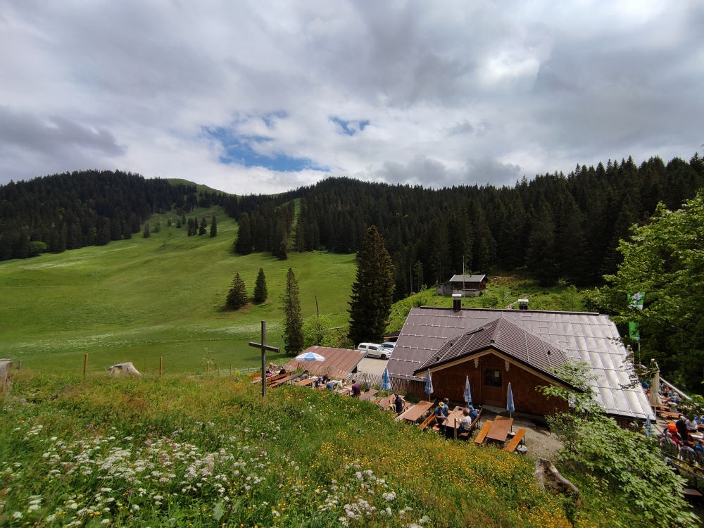 Wanderung Grasleitenkopf: Wanderung Grasleitenkopf: Lenggrieser Hütte mit Seekarkreuz links im Hintergrund 
