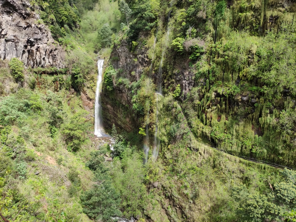 Wanderung Eira do Serrado: Wanderung Eira do Serrado: Zunächst nass durch den Schleierwasserfall und dann im Tunnel hinter dem Wasserfall hindurch (Levada do Curral e Castelejo)