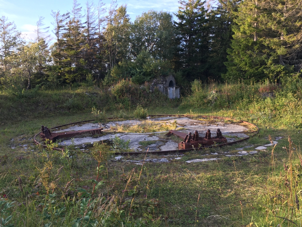 Wanderung Liakollen: Aufstieg über die ehemaligen Geschützstände und Bunker