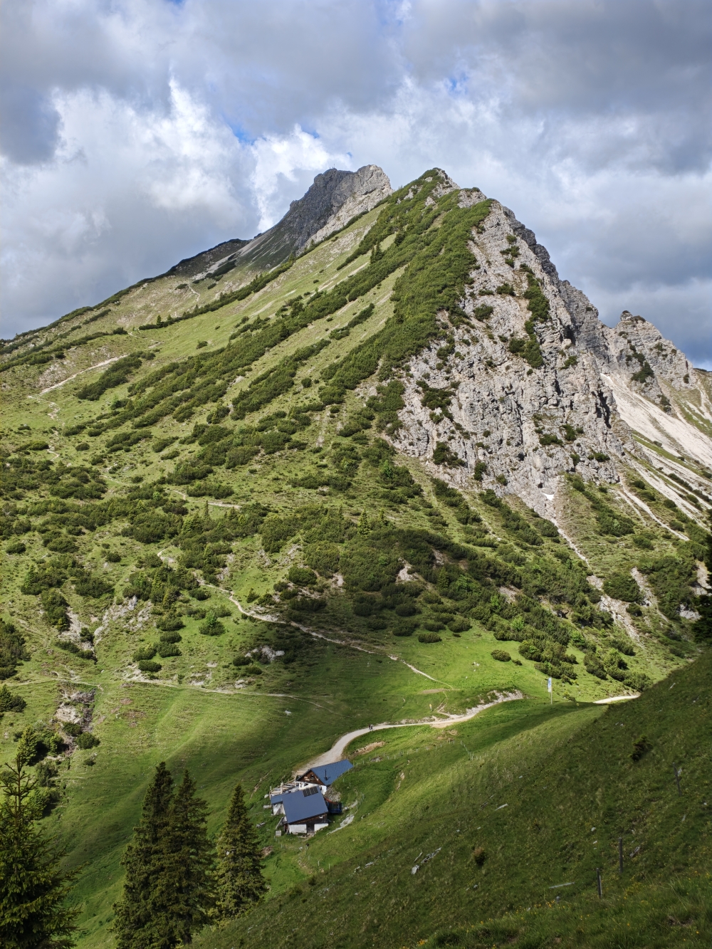 Wanderung Litnisschrofen: Abstieg und Blick auf den Litnisschrofen