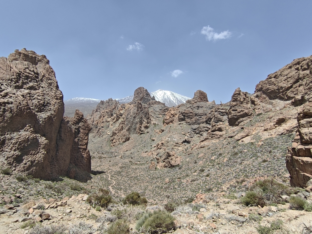 Wanderung Los Roques de Garcia: Rückweg (unten Mitte) am La Catedral (links) vorbei 