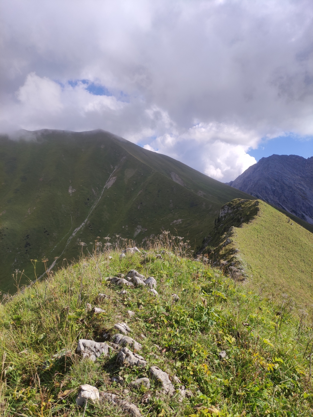 Wanderung Bleispitze: Wanderung Bleispitze: Am Mähbergjoch mit Blick zur Bleispitze