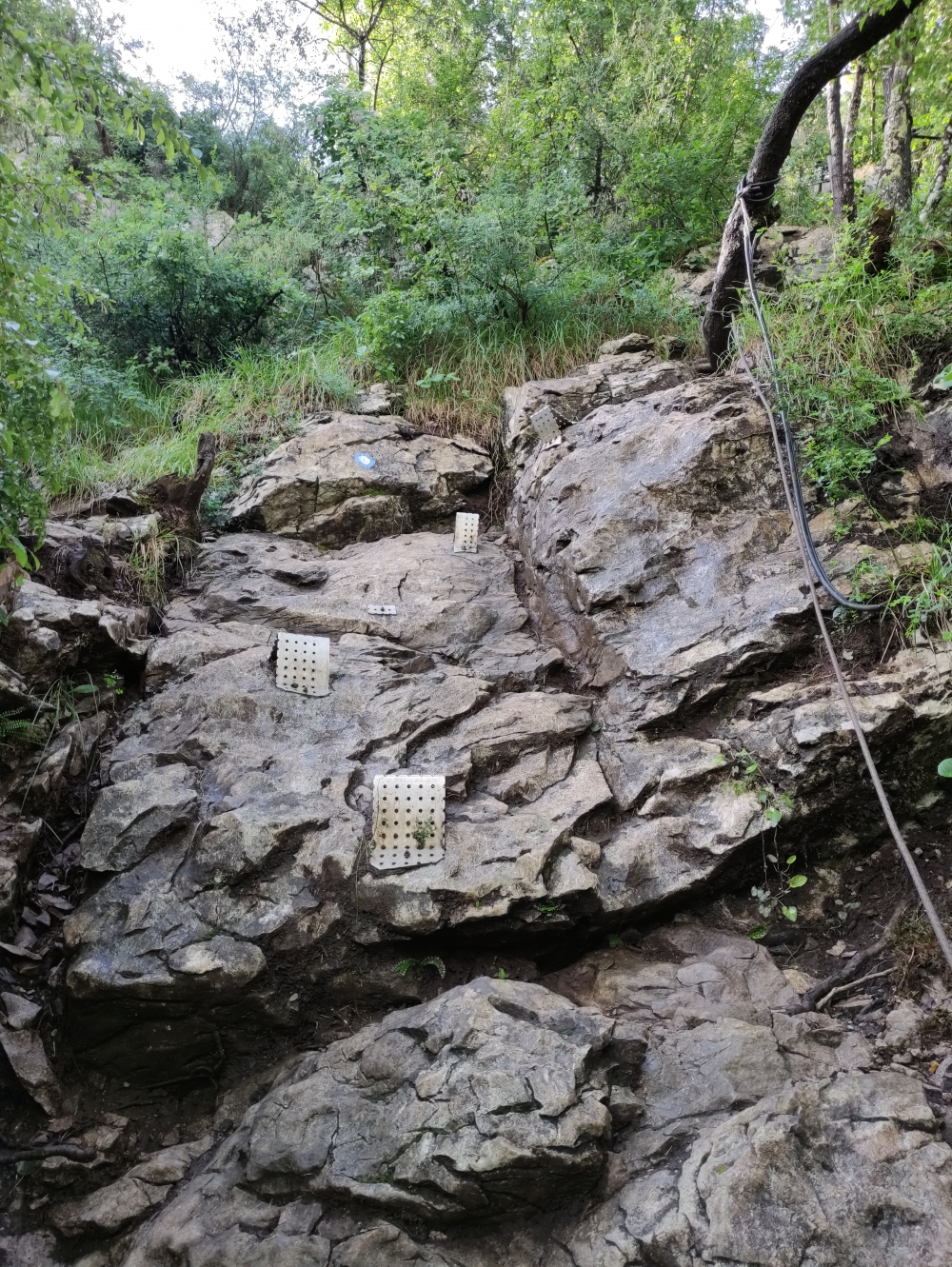 Wanderung 6 der 7 Wasserfälle: Steiler Aufstieg mit Blechstufen