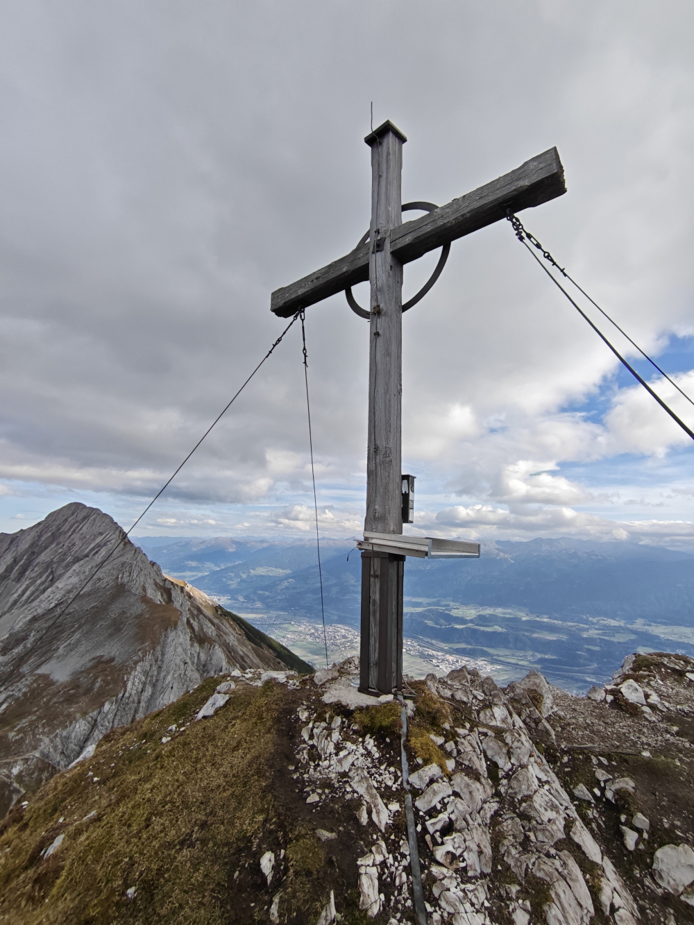 Wanderung Hafelekarspitze: Wanderung Hafelekarspitze: Gipfelkreuz mit Rumer Spitze links (Mandlspitze)