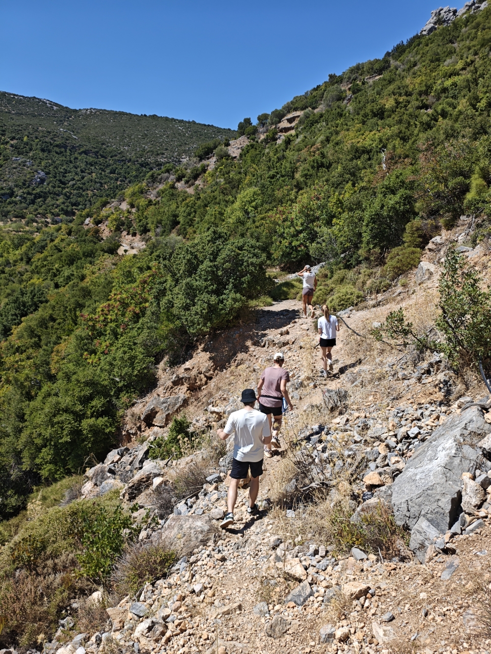 Wanderung Manikiatis Wasserfall: Die Schotterstraße ins Tal ist kurz unterbrochen