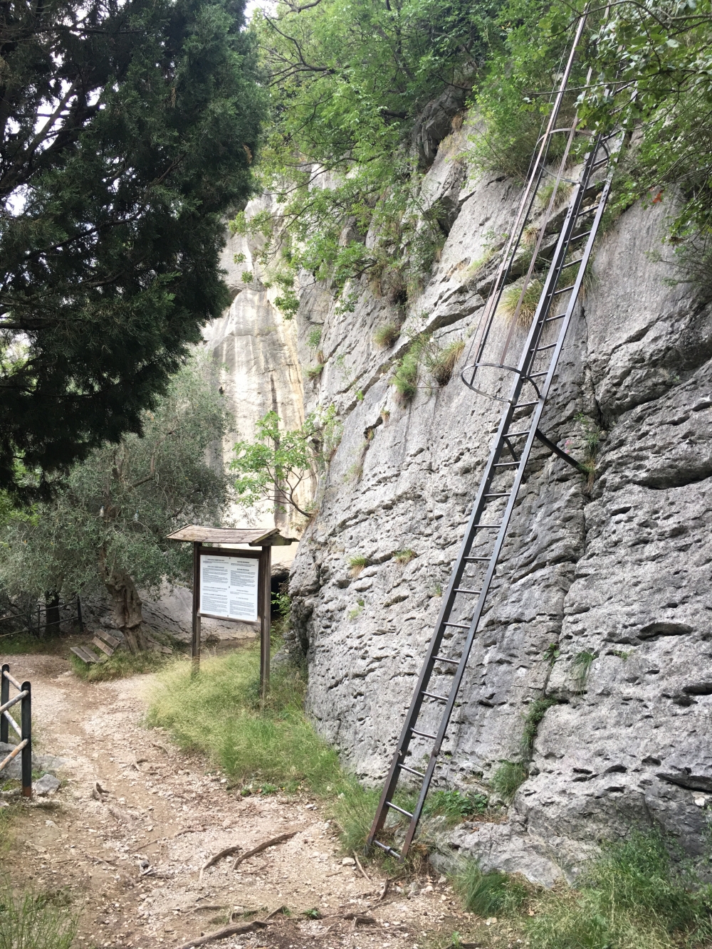 Wanderung Marmitta dei Giganti Granda: Wanderung Marmitta dei Giganti Granda: Die Leiter zur Marmitta dei Giganti Piccola