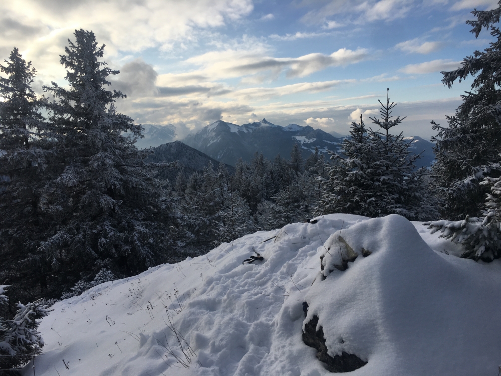 Wanderung Engelstein und Bairerkopf: Wanderung Engelstein und Bairerkopf: Blick von der Mehrentaler Wand nach Westen über Kobelwand und Schnappenberg zur Hochplatte.