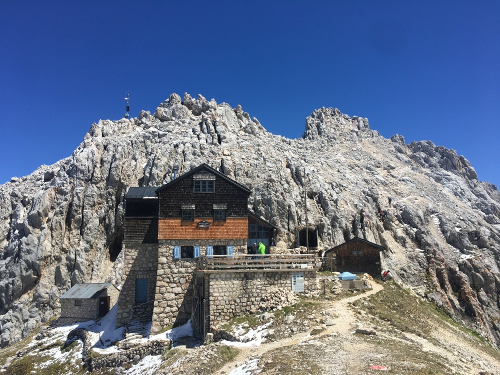 Wanderung Partenkirchner Dreitorspitze: Wanderung Partenkirchner Dreitorspitze: Die Meilerhütte vor der Westliche Törlspitze