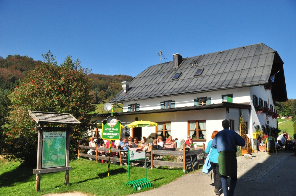 Wanderung Almbachklamm: Wanderung Almbachklamm: Mesnerwirt neben der Wallfahrtskirche Ettenberg