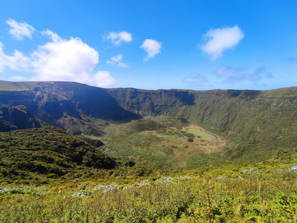 Wanderung Caldeira do Faial: Wanderung Caldeira do Faial: Blick in den Krater (Miradouro da Caldeira)