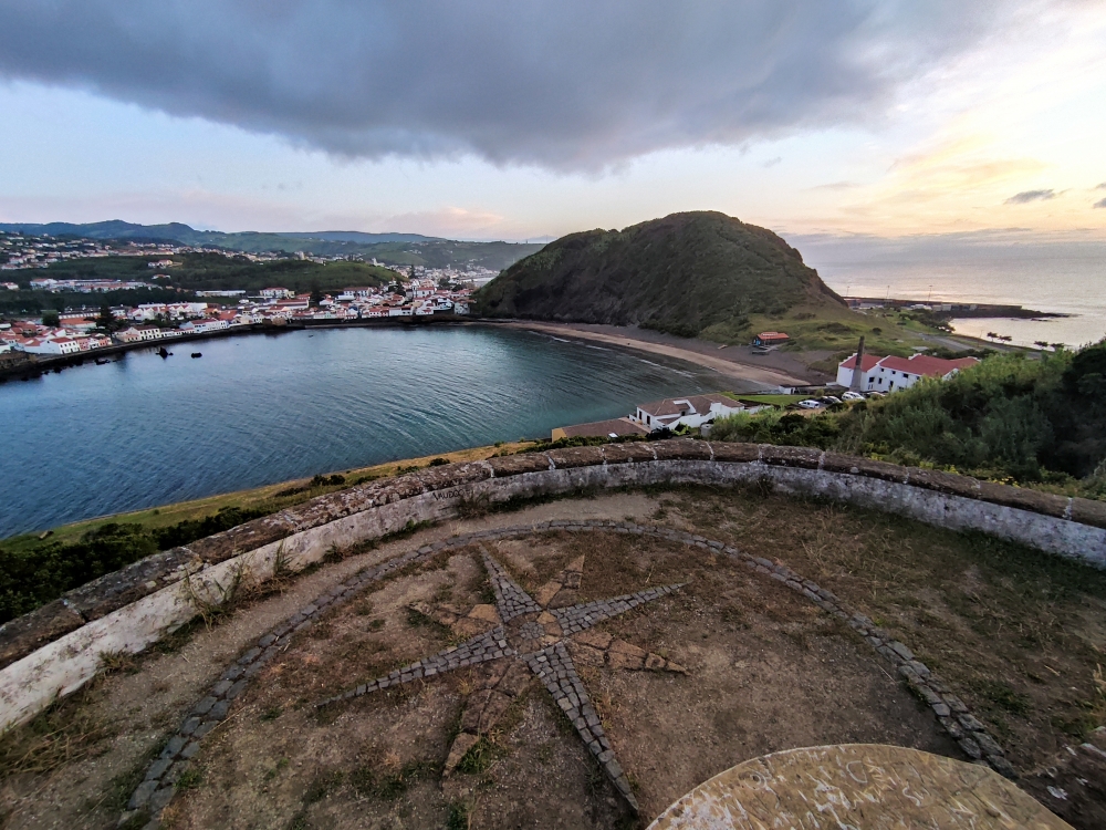 Wanderung Monte da Guia: Wanderung Monte da Guia: Blick in die Bucht mit Sandstrand (Miradouro da Lira)