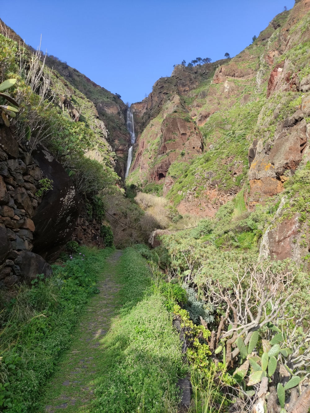 Wanderung Miradouro da Raposeira: In der Schlucht mit einem weiteren Wasserfall