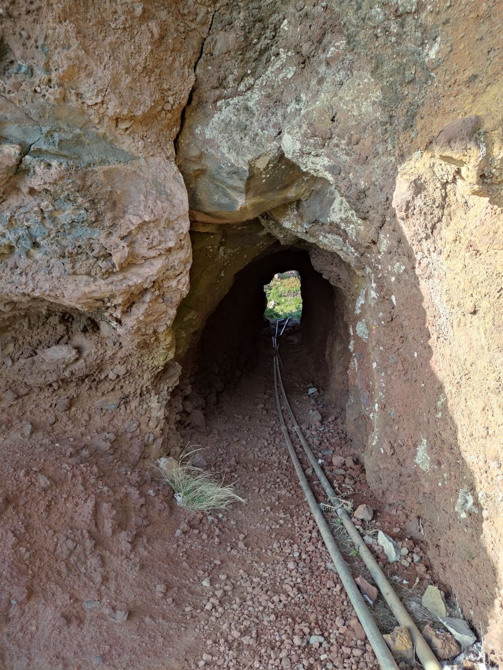 Wanderung Miradouro da Raposeira: Tunnel