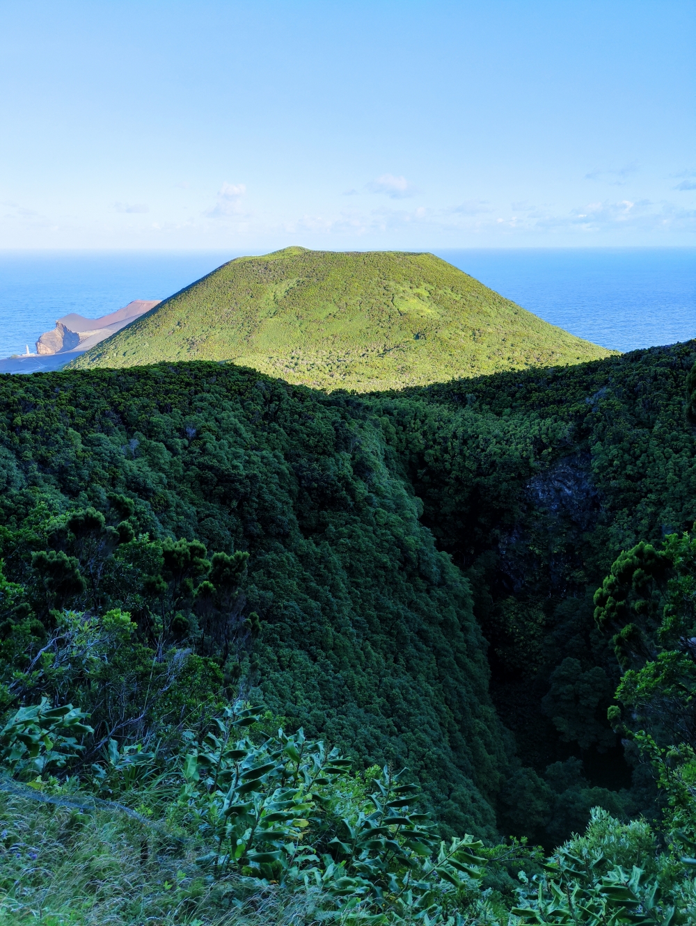 Wanderung Cabeco Verde: Wanderung Cabeco Verde: Blick in den Krater mit Leuchtturm hinten links (Miradouro para o Caldeirao)