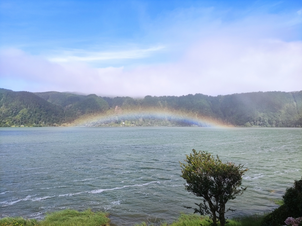 Wanderung Miradouro Pico do Ferro: Blick auf das Westufer