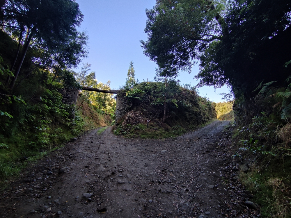 Wanderung Miradouro Varanda da Agualva: Hier rechts bergauf