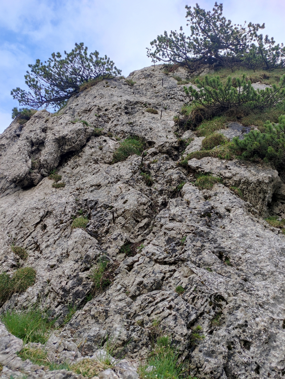 Wanderung Mittergern: Eisenstifen helfen auf die Mittergernnadel (Abstecher)