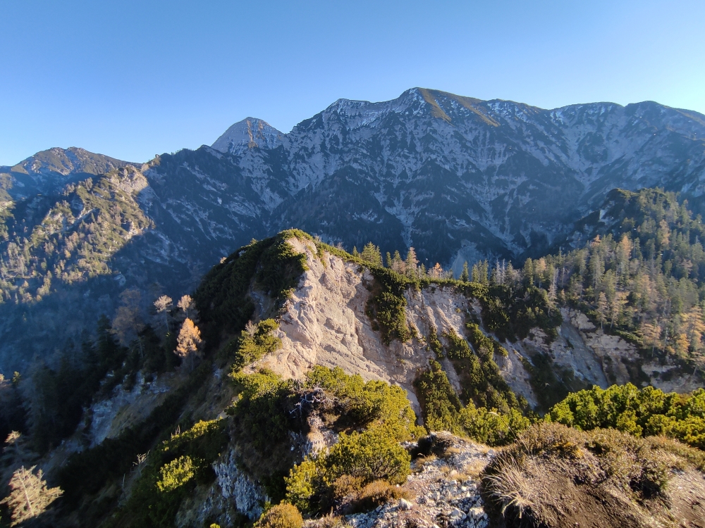 Wanderung Überschreitung Adlerköpfe: Links der Abbruchkante der Weg zum Hinterer Adlerkopf. Im Hintergrund der Grat vom Fischbachkopf (rechts) zum Sonntagshorn.