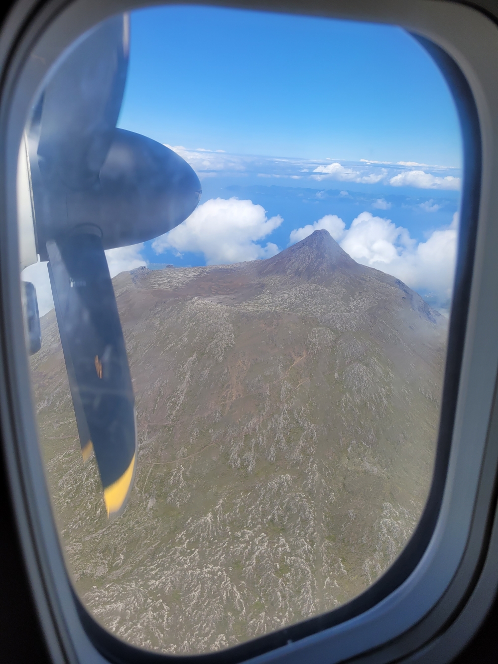 Wanderung Montanha do Pico: Wanderung Montanha do Pico: Aus dem Flugzeug von Horta nach Ponta Delgada (Montanha do Pico)