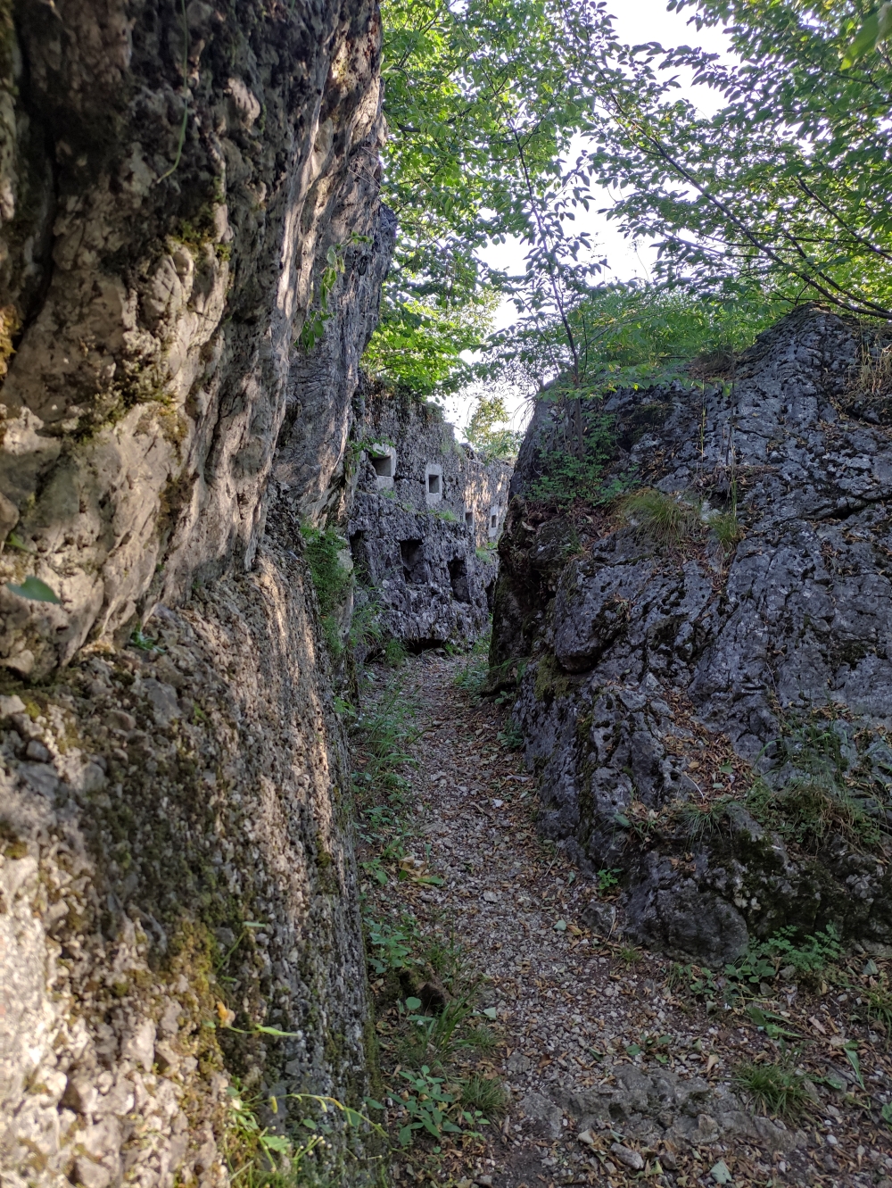 Wanderung Monte Pravello: WW1-Anlagen