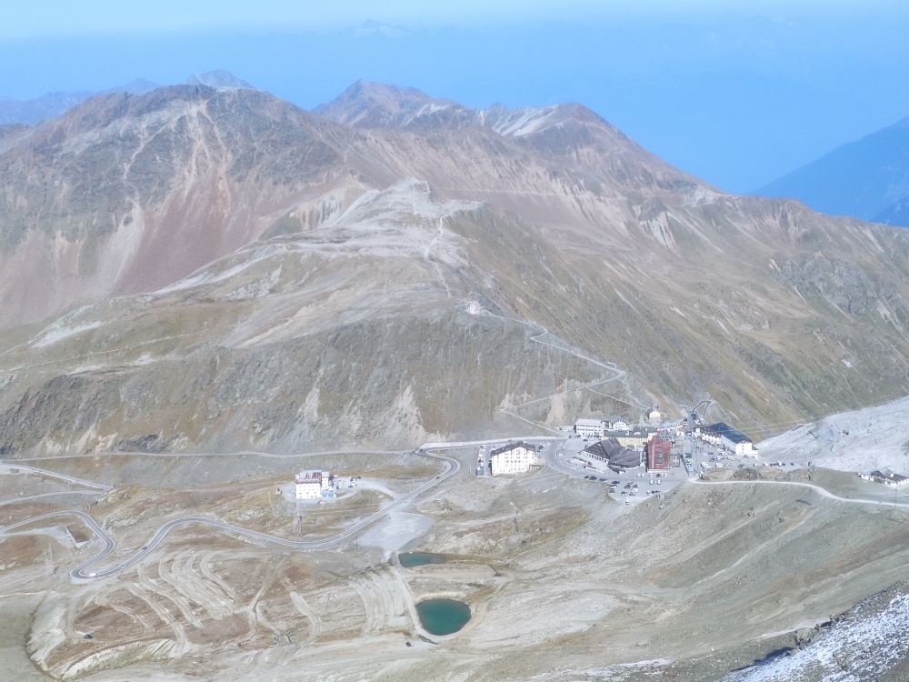 Wanderung Monte Scorluzzo: Wanderung Monte Scorluzzo: Blick über das Stilfser Joch mit Dreisprachenspitze und Piz Cotschen (Monte Scorluzzo)