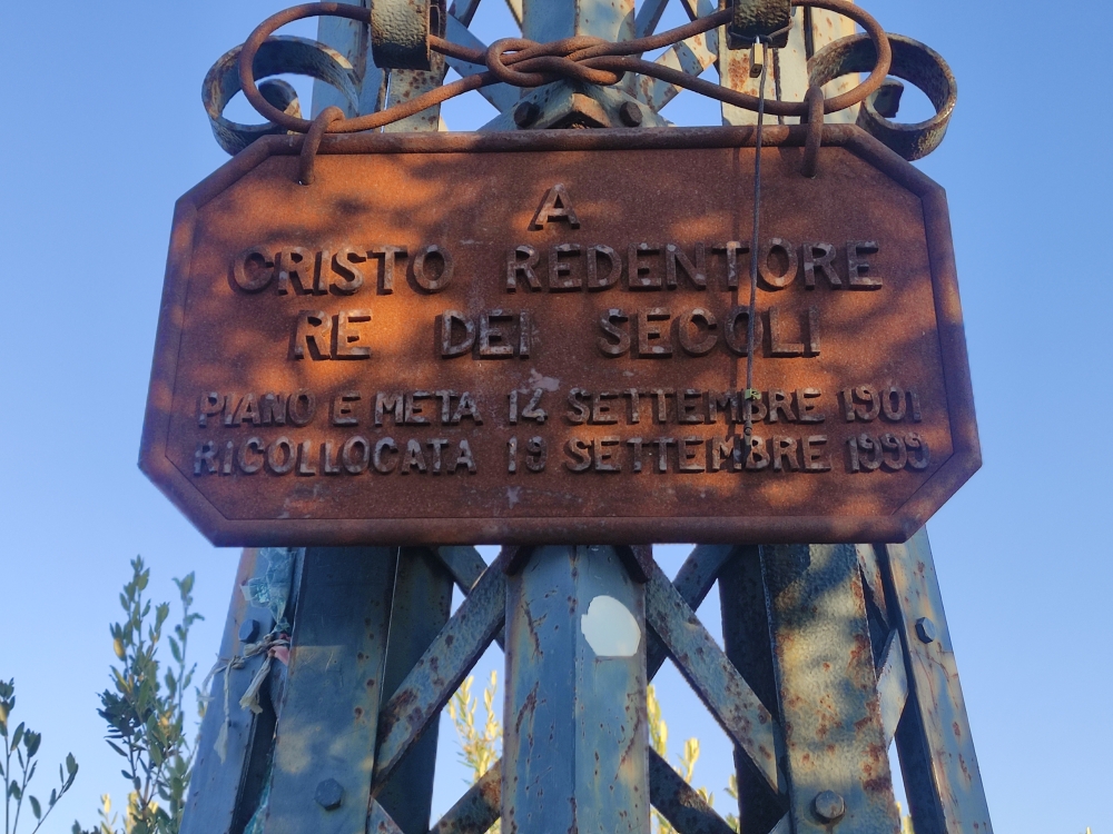 Wanderung Monte Vico Alvano: Wanderung Monte Vico Alvano: Tafel am Gipfelkreuz (Monte Vico Alvano)