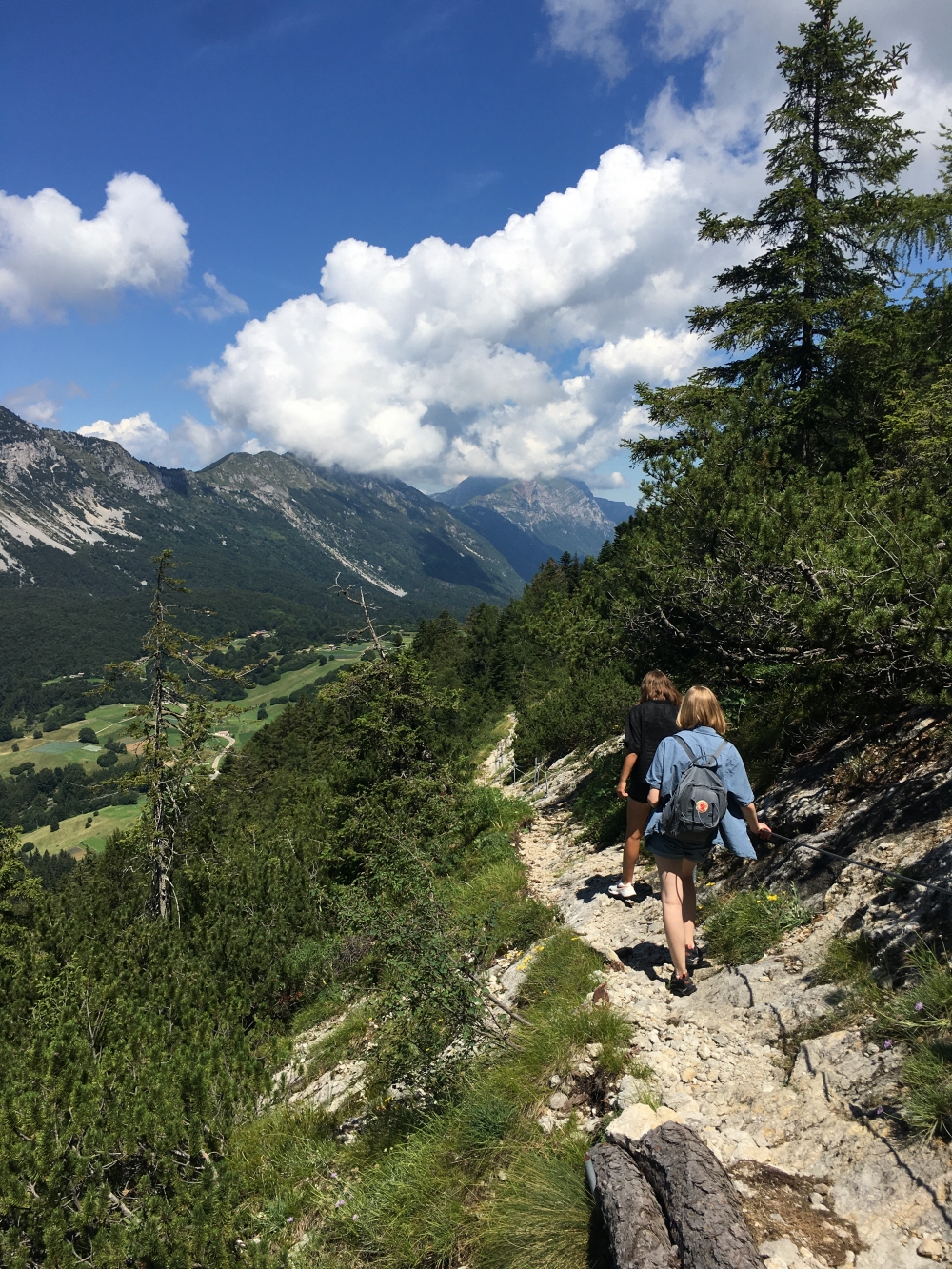 Wanderung Monte Biaena: Der Weg führt unschwer über die Platten